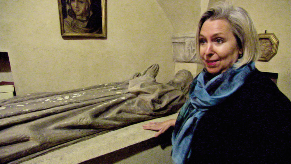 Children-of-the-Inquisition---Segovia-Spain_-Journalist-Doreen-Carvajal-with-a-funeral-sculpture-of-her-15th-great-grandmother-Isabel