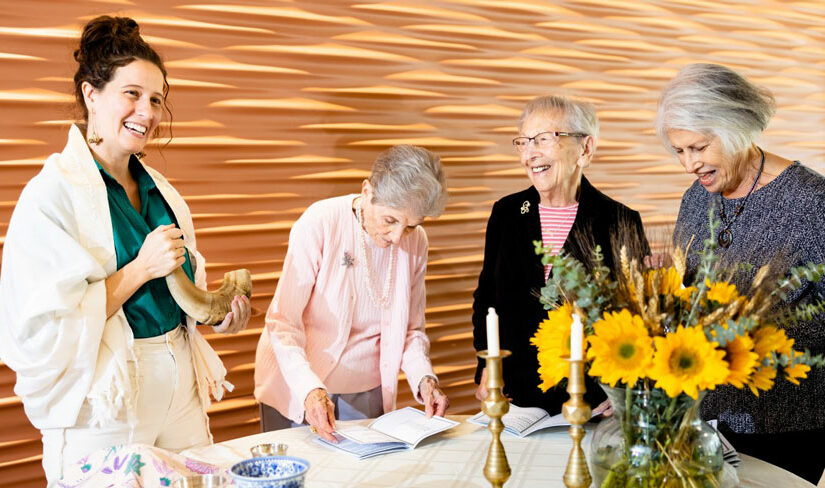 Rabbi and women at shabbat table