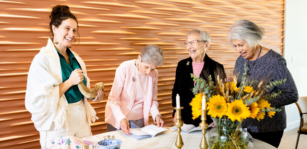 Rabbi and women at shabbat table